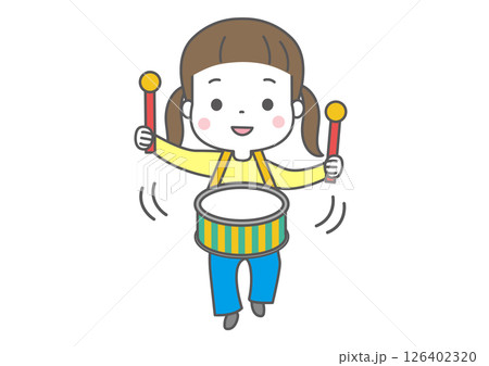 笑顔で太鼓をたたいている女の子 126402320