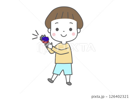 笑顔でカスタネットをたたいている子ども 126402321