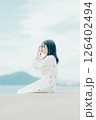 フィルムカメラを持つナチュラルな女性の横顔ポートレート 126402494
