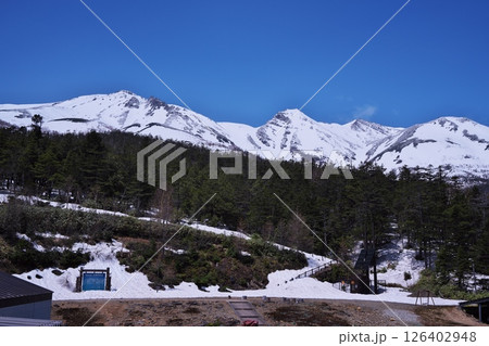 春のおんたけロープウェイ飯森高原駅から残雪の御嶽山を臨む 126402948