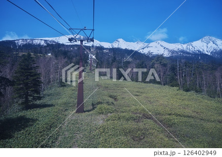 春のおんたけロープウェイゴンドラ内から残雪の御嶽山を臨む 126402949