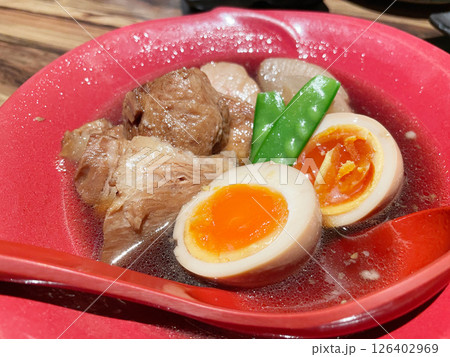 豚の角煮と煮玉子 とろける豚バラ肉の甘辛煮 126402969
