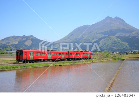 由布岳と赤い列車(JR九州 キハ200系) 由布岳と赤い列車(JR九州 キハ200系) 126403047