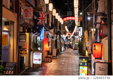 《長崎県》思案橋横丁・ノスタルジックの飲み屋街 《長崎県》思案橋横丁・ノスタルジックの飲み屋街 126403736