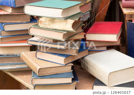 積み重ねられた本 洋書 古書 古本 積み重ねられた本 洋書 古書 古本 126403837