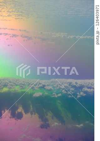 飛行機から見る宮古島沖の西日の海 126403971