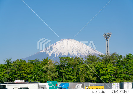 【静岡県】高速道路のサービスエリアから見える富士山（令和7年5月） 126404365