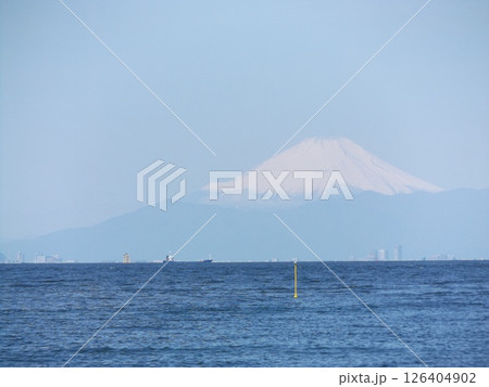 検見が浜から海を隔てて富士を見る 検見が浜から海を隔てて富士を見る 126404902
