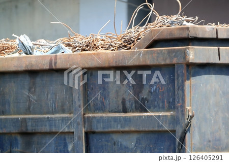 スクラップ運搬車両 126405291