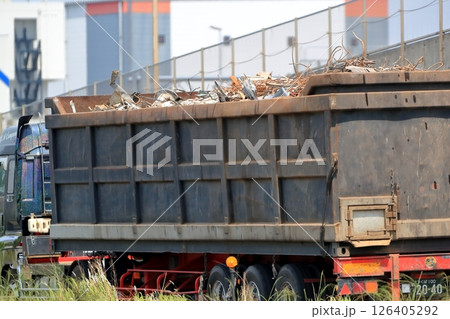 スクラップ運搬車両 126405292