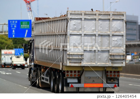スクラップ運搬車両 126405454