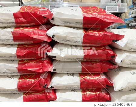 店頭に積み重ねて置かれた米袋、 お米の袋 店頭に積み重ねて置かれた米袋、 お米の袋 126405467
