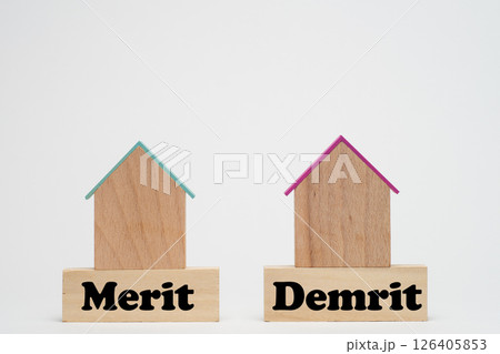 住宅のメリットとデメリットの比較イメージ 住宅のメリットとデメリットの比較イメージ 126405853