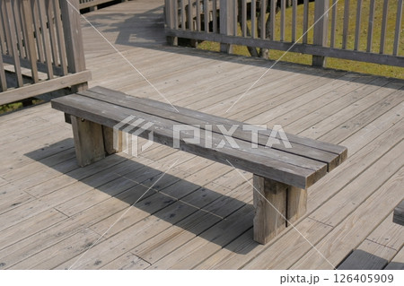 木製のベンチのある風景 126405909