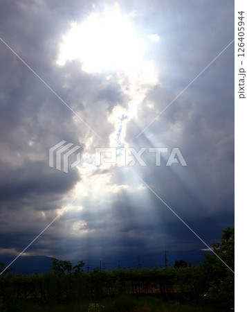 雲の隙間から差し込む太陽の光（天使の梯子） 126405944