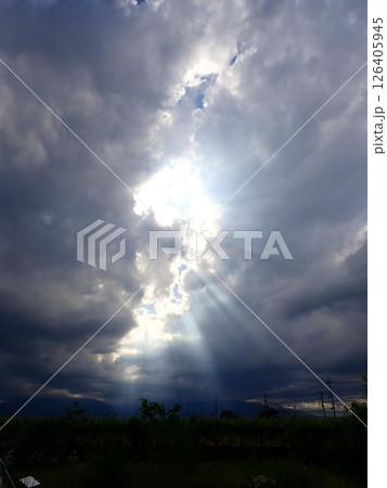雲の切れ間から差し込む太陽の光(天使の梯子) 雲の切れ間から差し込む太陽の光(天使の梯子) 126405945