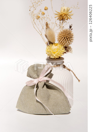 Elegant dried flower vase with gift bag 126406225