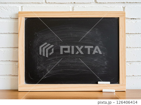 カフェスタイルの木製フレームの黒板 126406414