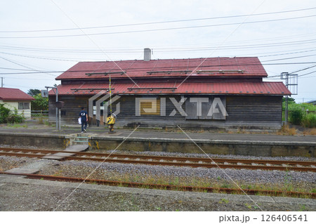 JR北海道、室蘭本線の長万部駅から礼文駅までの普通列車車窓風景(2023年夏曇り空) 126406541