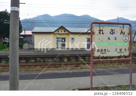 JR北海道、室蘭本線の長万部駅から礼文駅までの普通列車車窓風景(2023年夏曇り空) 126406552