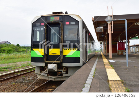 JR北海道、室蘭本線の長万部駅から礼文駅までの普通列車車窓風景(2023年夏曇り空) 126406558