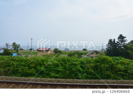 JR北海道、室蘭本線の礼文駅から洞爺駅までの普通列車車窓風景(2023年夏曇り空) 126406668