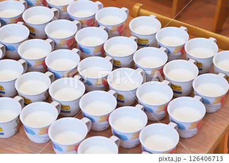 配膳されたミルク　学校給食　並んだ牛乳　施設の給食　たくさんの飲み物　イメージ素材 126406713
