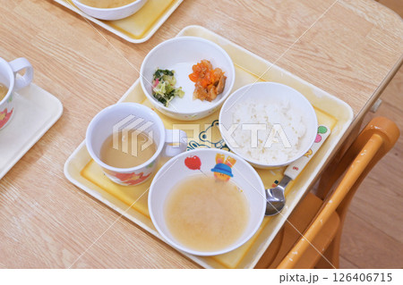 配膳された給食 学校給食 施設の食事 給食のおかず 子供の食事 イメージ素材 配膳された給食 学校給食 施設の食事 給食のおかず 子供の食事 イメージ素材 126406715