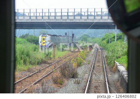 JR北海道、室蘭本線の洞爺駅から北舟岡駅までの普通列車車窓風景(2023年夏曇り空) 126406802
