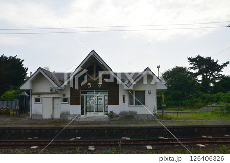 JR北海道、室蘭本線の洞爺駅から北舟岡駅までの普通列車車窓風景(2023年夏曇り空) 126406826
