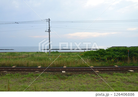 JR北海道、室蘭本線の北舟岡駅から東室蘭駅までの普通列車車窓風景(2023年夏曇り空) 126406886