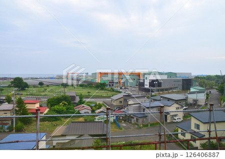 JR北海道、室蘭本線の北舟岡駅から東室蘭駅までの普通列車車窓風景(2023年夏曇り空) 126406887