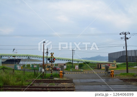 JR北海道、室蘭本線の北舟岡駅から東室蘭駅までの普通列車車窓風景(2023年夏曇り空) 126406899