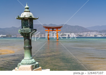 《広島県》宮島厳島神社・大鳥居 126407107