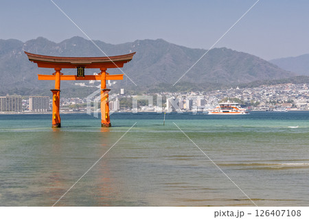 《広島県》宮島厳島神社・大鳥居 126407108