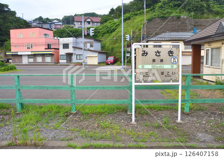 JR北海道、室蘭支線の東室蘭から室蘭駅までの風景(2023年夏曇り空) 126407158