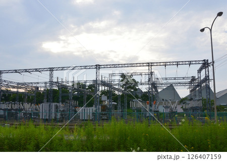 JR北海道、室蘭支線の東室蘭から室蘭駅までの風景(2023年夏曇り空) 126407159