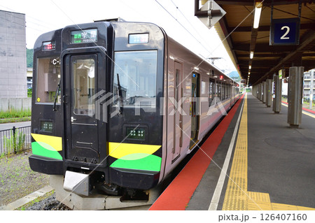 JR北海道、室蘭支線の東室蘭から室蘭駅までの風景(2023年夏曇り空) 126407160