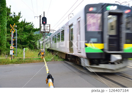 JR北海道、室蘭支線の東室蘭から室蘭駅までの風景(2023年夏曇り空) 126407184