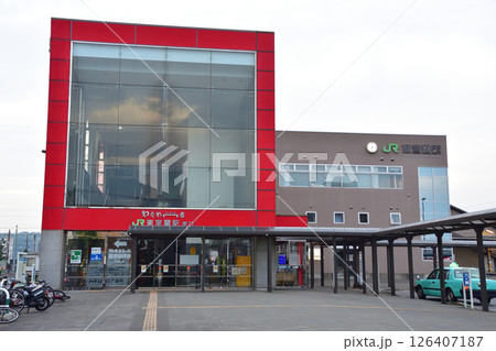 JR北海道、室蘭支線の東室蘭から室蘭駅までの風景(2023年夏曇り空) 126407187
