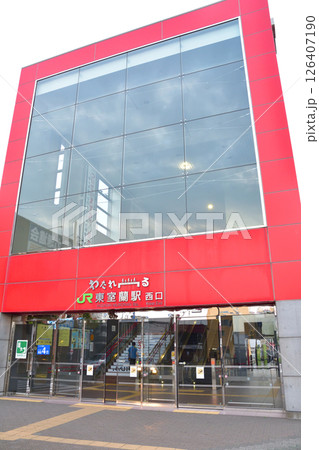 JR北海道、室蘭支線の東室蘭から室蘭駅までの風景(2023年夏曇り空) 126407190