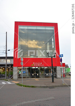 JR北海道、室蘭支線の東室蘭から室蘭駅までの風景(2023年夏曇り空) 126407191