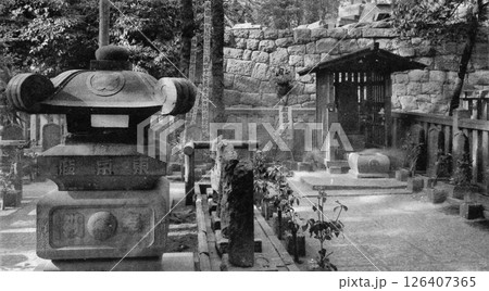 古写真 1933-1945年 東京 泉岳寺 四十七士の墓(赤穂義士墓地) 古写真 1933-1945年 東京 泉岳寺 四十七士の墓(赤穂義士墓地) 126407365