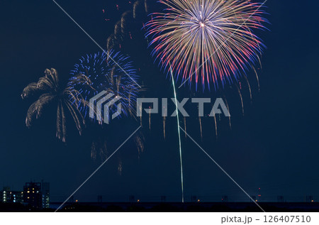 夜空に打ち上がる花火 夜空に打ち上がる花火 126407510