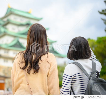 旅行をする女性のポートレート 126407518