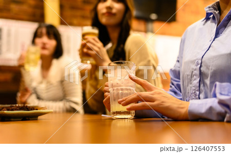 居酒屋でのワンシーン 126407553