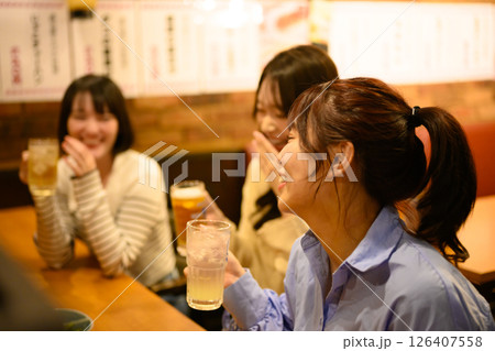 居酒屋でのワンシーン 126407558