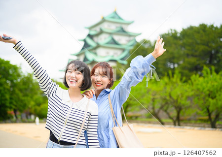 旅行をする女性のポートレート 126407562
