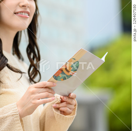 旅行をする女性のポートレート 126407580