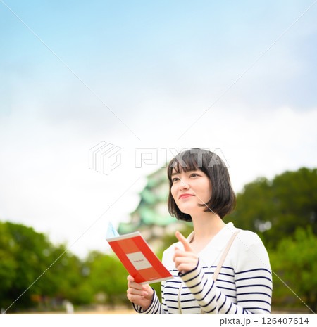 観光をする女性とガイドブック 観光をする女性とガイドブック 126407614